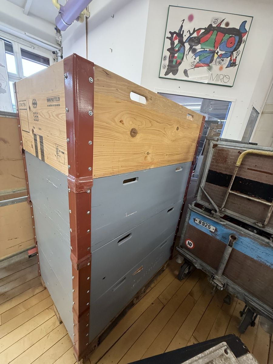 Transportkisten: Original SBB-Palettenrahmen Hochbett – Gebraucht aus Fulenbach von Annie.s_Mid_Century