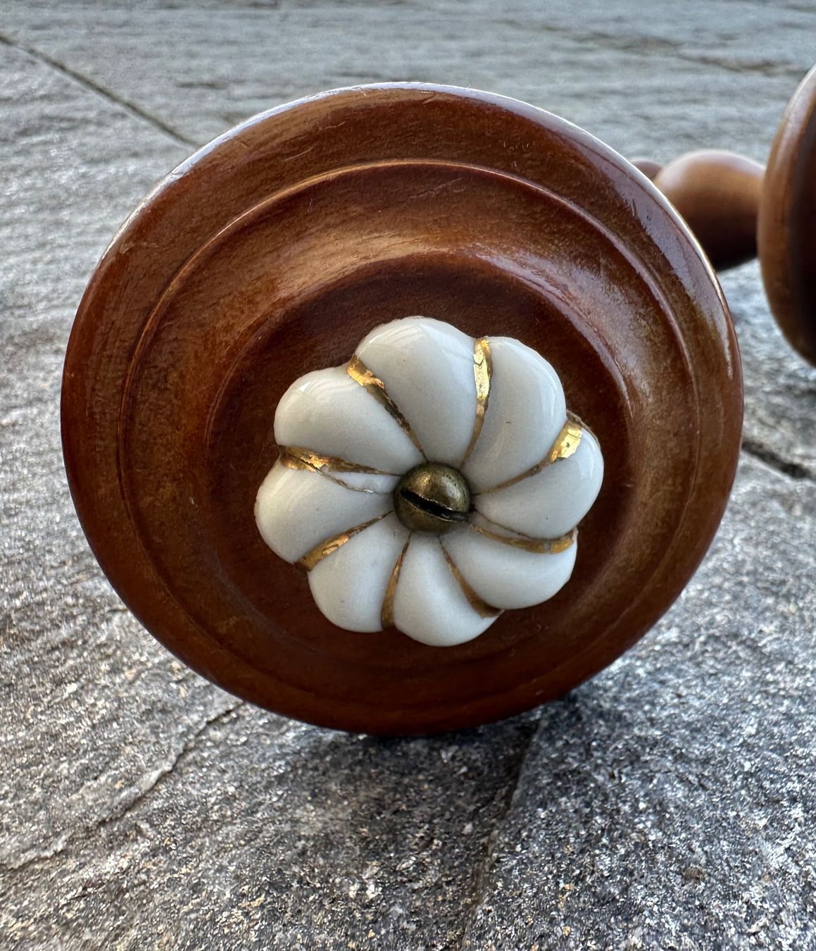 Tutte le decorazioni: Upcycling Vorhanghalter aus gedrechseltem Nussbaumholz 8 Stk – Usato da Jonschwil venduto da zni_65m7 2