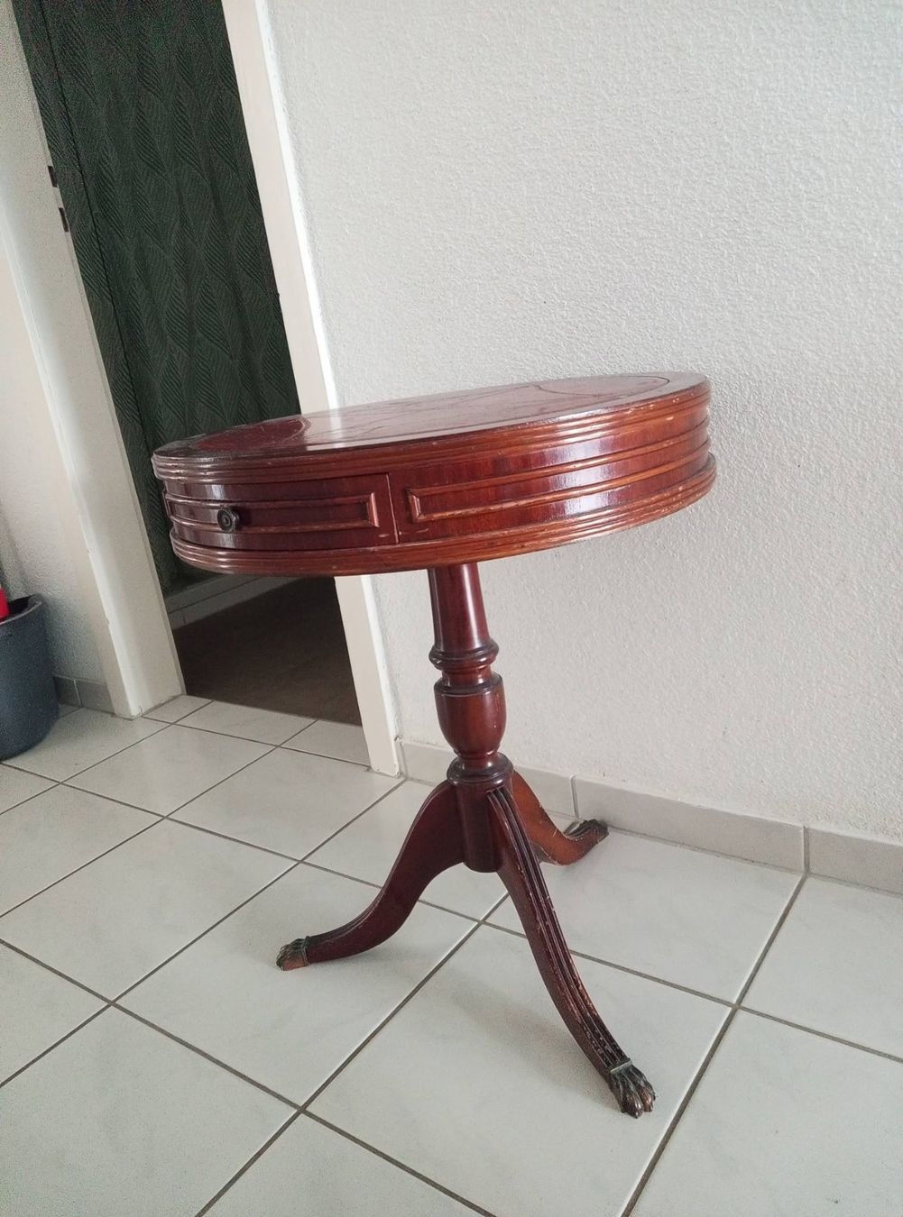 Tables: Petite table ancienne avec tiroir – D'occasion à Bienne par Daniel_Schader