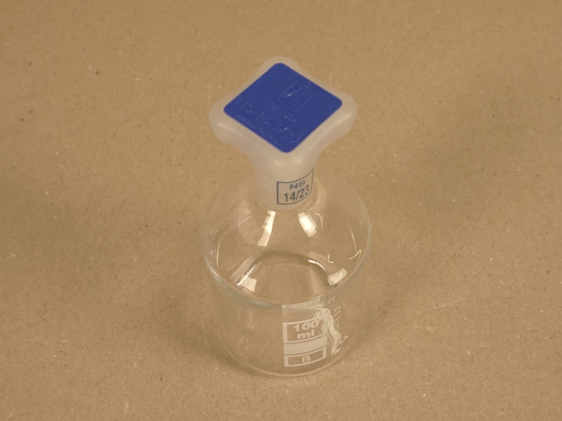 Accessori da laboratorio: Weithalsflasche 100ml mit Normschliff und Stopfen – Usato da Pratteln venduto da Restwert_Pratteln 1
