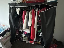 Kleiderschrank, schwarzer Stoff (natürlich leer)