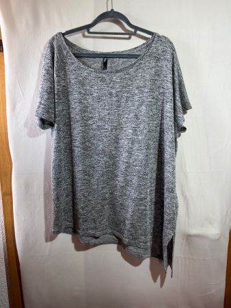 Asymmetrisches graues Shirt von Maxi Blue Gr. 42/44