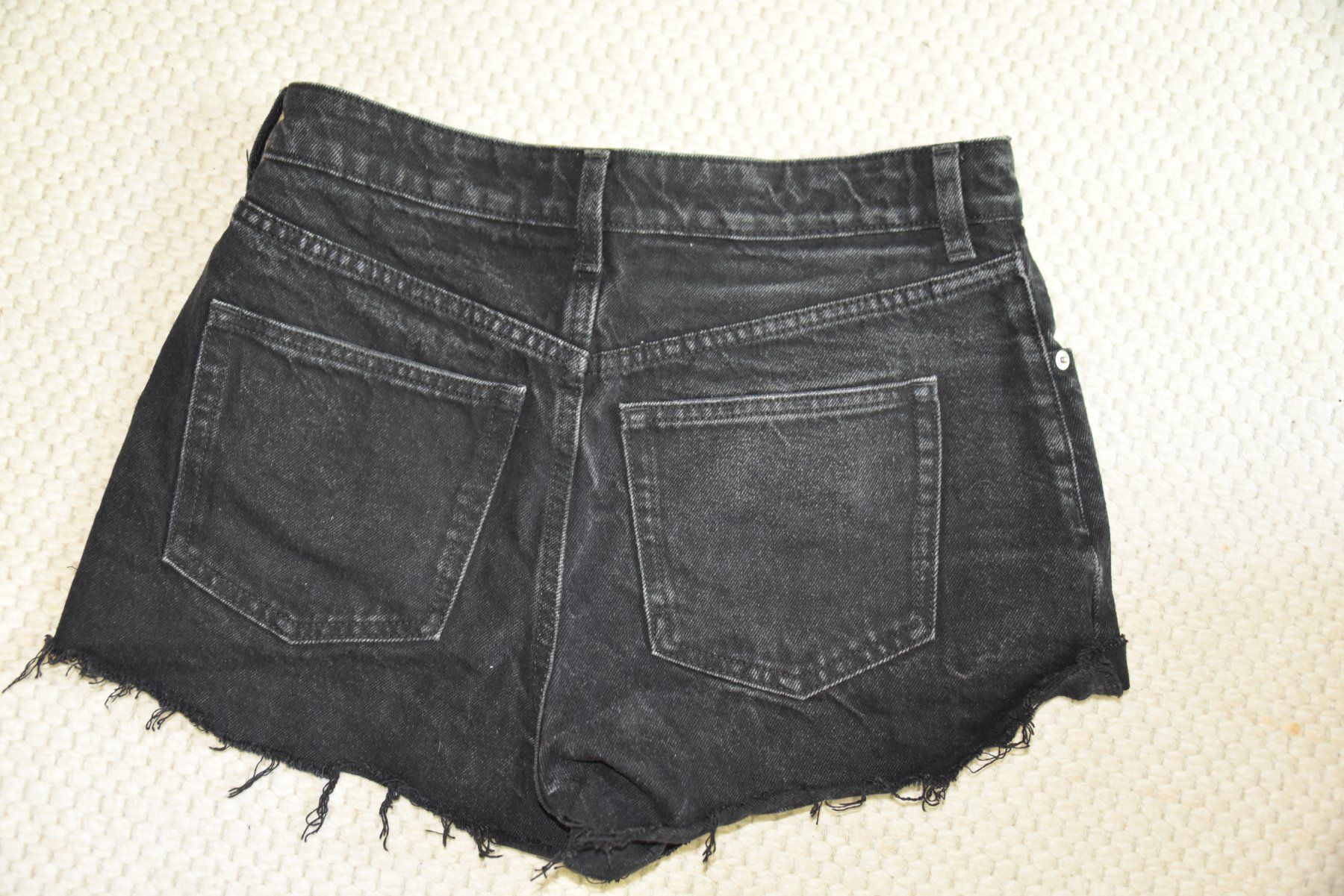 H&M Pantaloni: Kurze schwarze Hotpants von H&M – Usato da Wädenswil venduto da muritsch 1