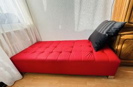Rote Brühl Liegebank mit Kissen