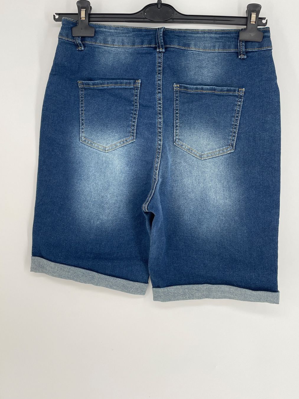 Pantaloni: Jeans Shorts Gr. M/L – Usato da Auenstein venduto da moin. 1