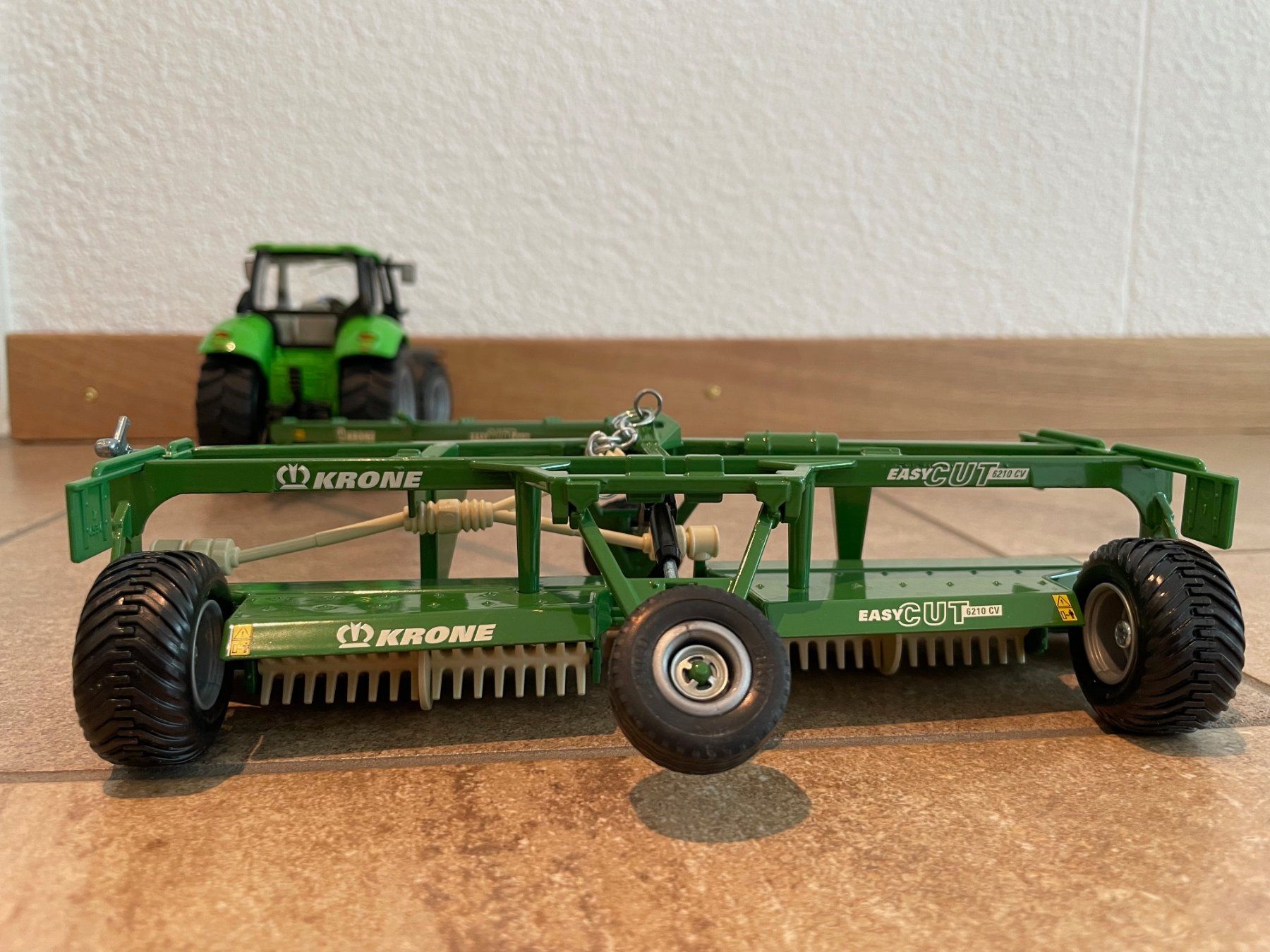 Deutz Trattori: SIKU Deutz Agrotron 210 mit Krone Mähwerk – Nuovo e nell'imballaggio originale da Kreuzlingen venduto da Stefan1150 4