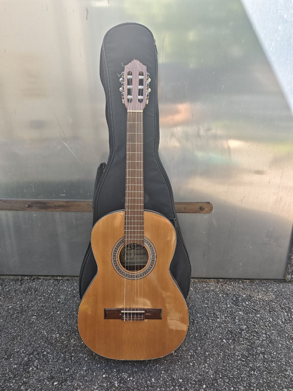 Musikinstrumente: guitare pour enfant – Gebraucht aus Echallens von rge_mc6n