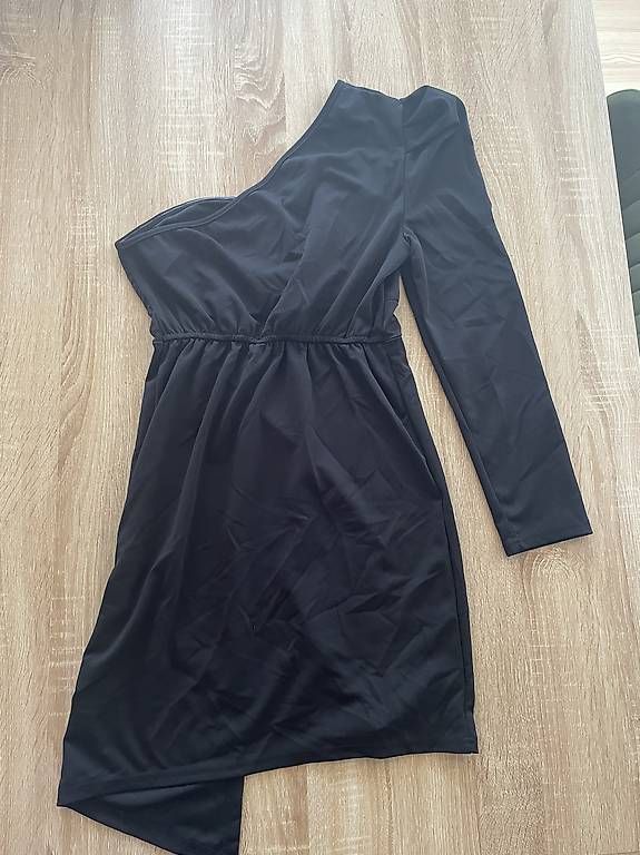 Kleider: Schwarzes one sleeve Kleid – Gebraucht aus Basel von Make-up-lover 2