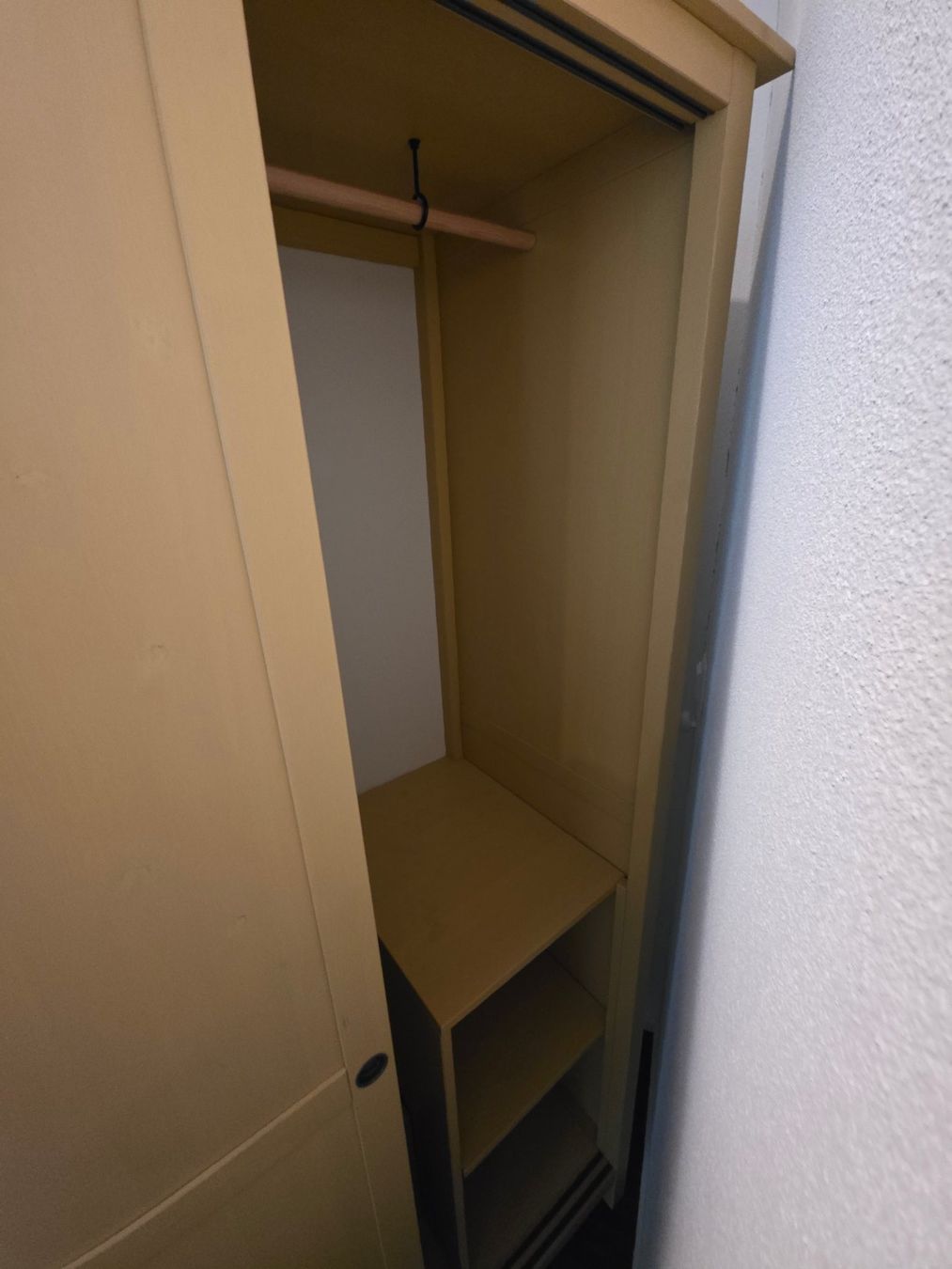 Ikea Garderobe: Ikea Hemnes Kleiderschrank in Gelb – Gebraucht aus Urdorf von mis_xgv7 3
