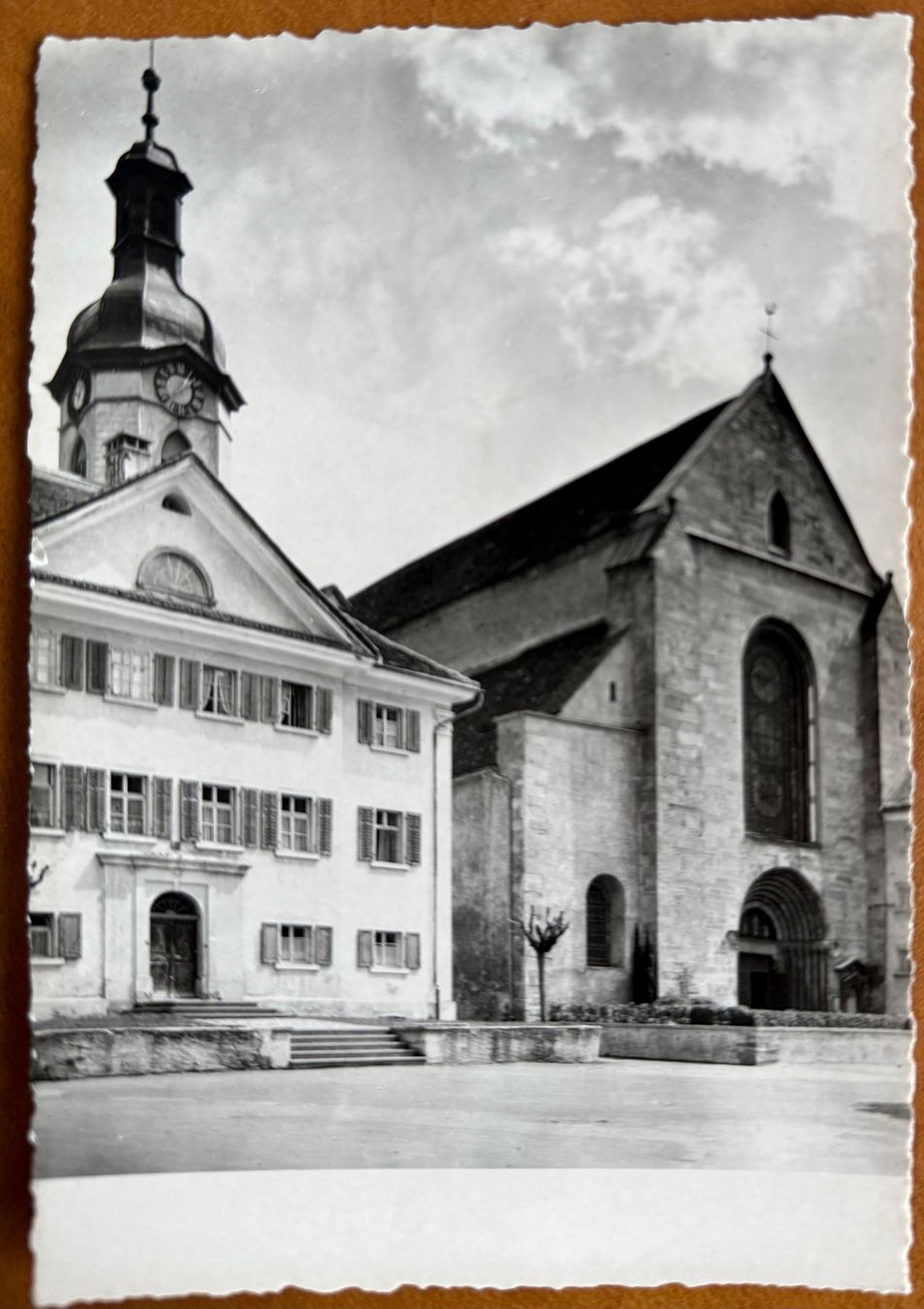Cartoline postali: AK: CHUR - Kathedrale mit Dompfarramt – Usato da Lutry venduto da Ediego