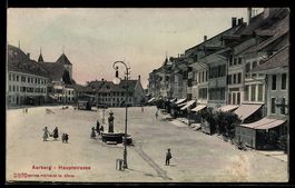 AK Aarberg, Hauptstrasse mit Geschäften und Passanten