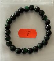 1 Stück Armband mit grünen Edelsteinen elastisch.