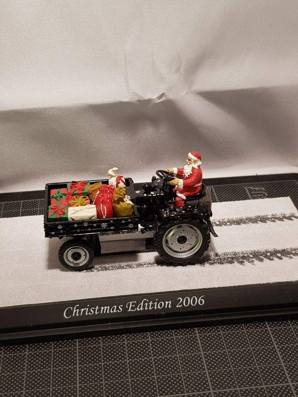Kit di modellismo & Modellini statici: Fendt Geräteträger - Christmas Edition – Nuovo e nell'imballaggio originale da Chézard-St-Martin venduto da AlPat-Collections 1