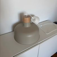 Hängelampe BUNKEFLO von Ikea, grau & Birke