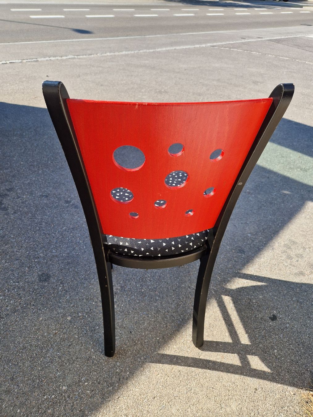 Chaises: Stuhl rot-schwarz mit Muster  – D'occasion à Mörigen par Clio111 2