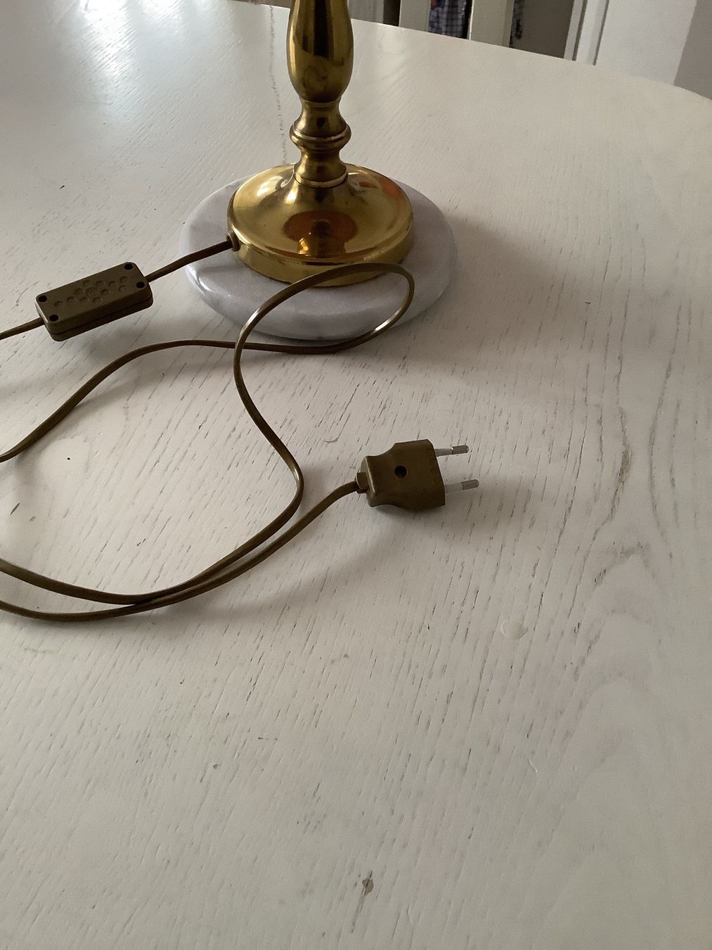 Lampade: Tischlampe Messing mit rosa Lampenschirm – Usato da Wädenswil venduto da Jsi.Z01 3