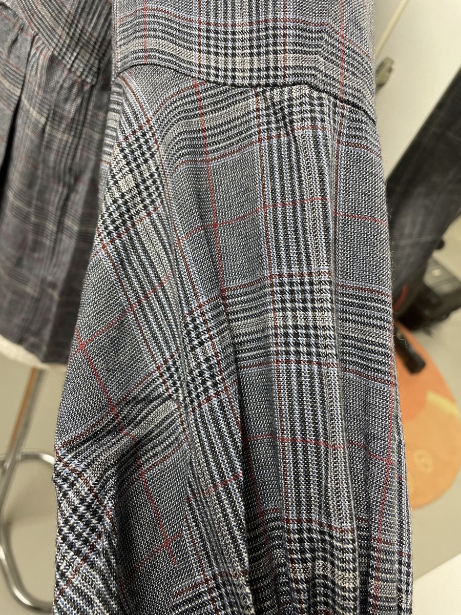 Blusen: Modische Bluse mit Karomuster & Strass-Details – Gebraucht aus Urdorf von Anassor 5