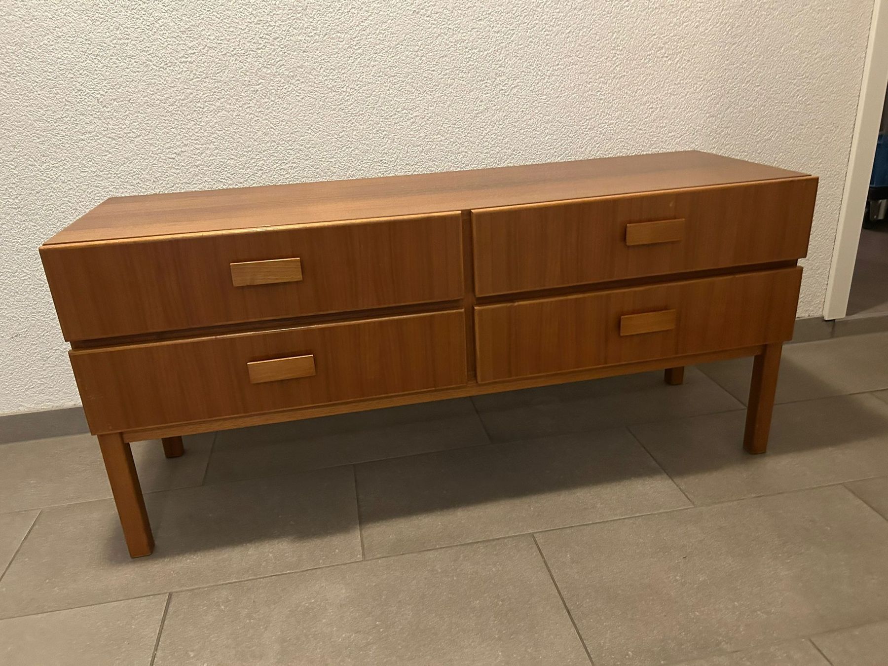 Cassettiere: Sideboard année 50-60 en teck avec 4 tiroirs – Usato da Echallens venduto da VintageMann