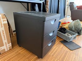 Schwarzer Rollcontainer mit 3 Schubladen