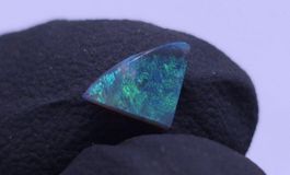 🔥0.39ct Lightning Ridge Dark Opal Blue Green Flash🔥