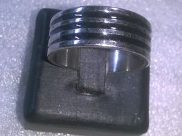 RING EDELSTHAL SILBER FARBE MIT SCHWARZ GEMACHT,,,GLANZIG