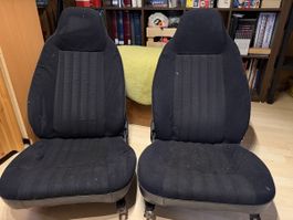 Zwei klassischeAutositze schwarz Stoff gebrauchter Zustand