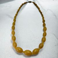 Collier vintage en bakélite beige avec fermoir en argent