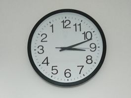 Letzte Chance - seitenverkehrte Wanduhr Quartz - ThumbsUp!