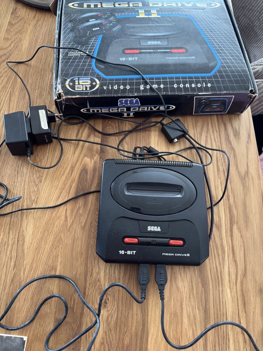 Sega Console: Sega Mega Drive II-Konsole mit Spielen & 2 Controller! – Usato da Tuggen venduto da 2012prague