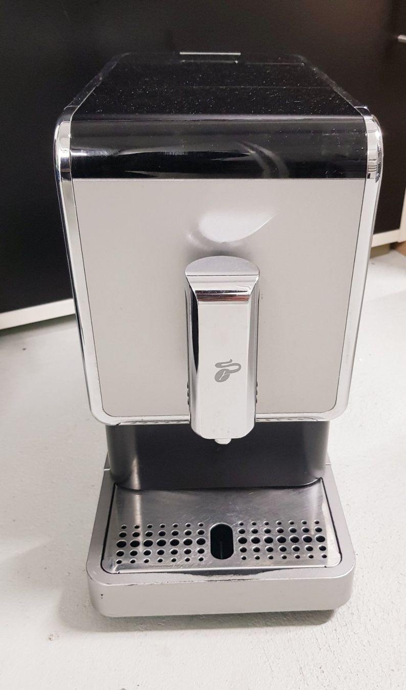 Tchibo Macchine per caffè & Macchine per espresso: Tchibo Kaffeevollautomat »Esperto Caffè« – Usato da Lostorf venduto da Montymonk
