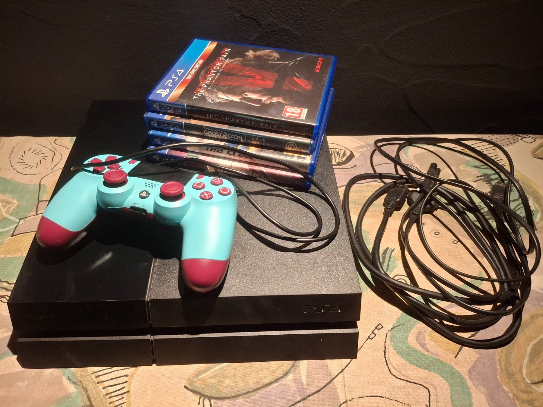Sony Console: PS4 + 4 games + collector joystick + all cables – Usato da Charrat venduto da Magmar
