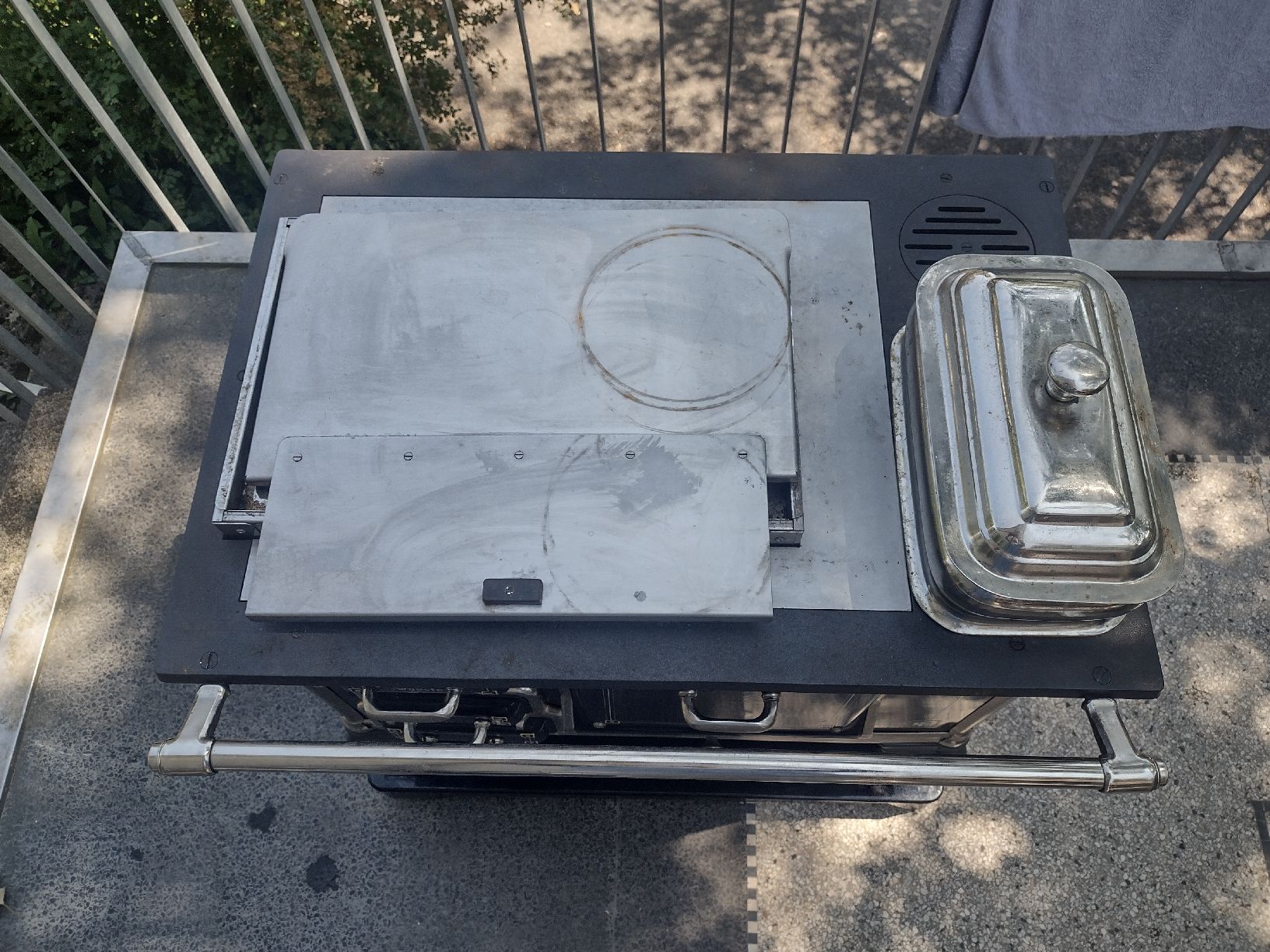 Altri mobili d'antiquariato: Beautiful Antique Enamel Grill with Propane Gas Conversion – Usato da Zürich venduto da TrainLine 2