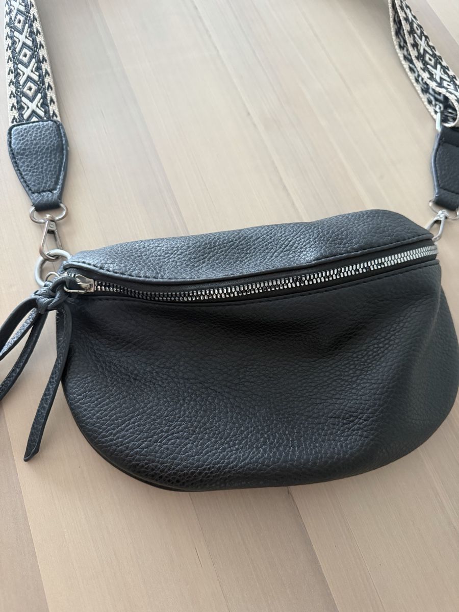Borse da donna: Praktische Bauchtasche schwarz – Usato da Winterthur venduto da saram26 1
