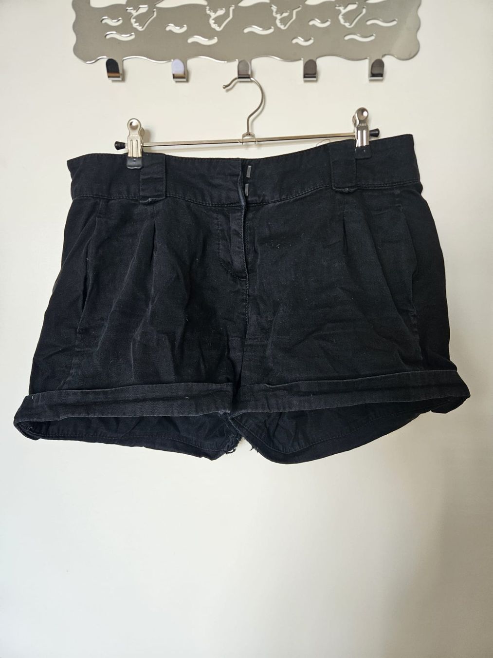 Pantalons: Schwarze kurze Shorts – D'occasion à Muri b. Bern par mar_2hpg