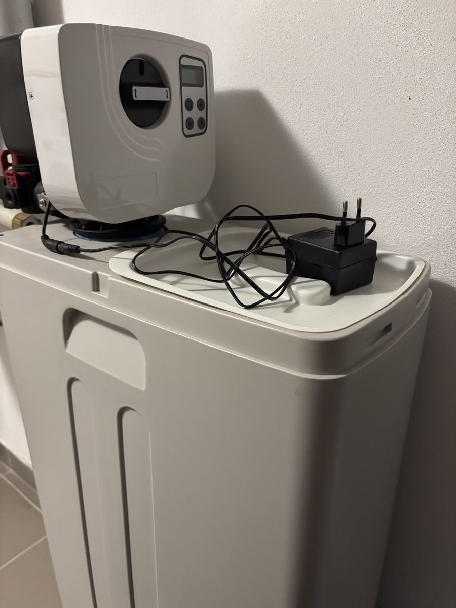 Sanitari: Water Softener System, Cabinet Design, Used Condition – Usato da Veyrier venduto da pjt_bwk6