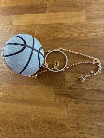 Silberne Basketball-Tasche mit Kette, neuwertig!