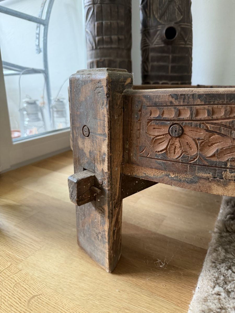 Tables: Holztisch mit Schnitzereien  – D'occasion à Killwangen par Mariposa1379 2
