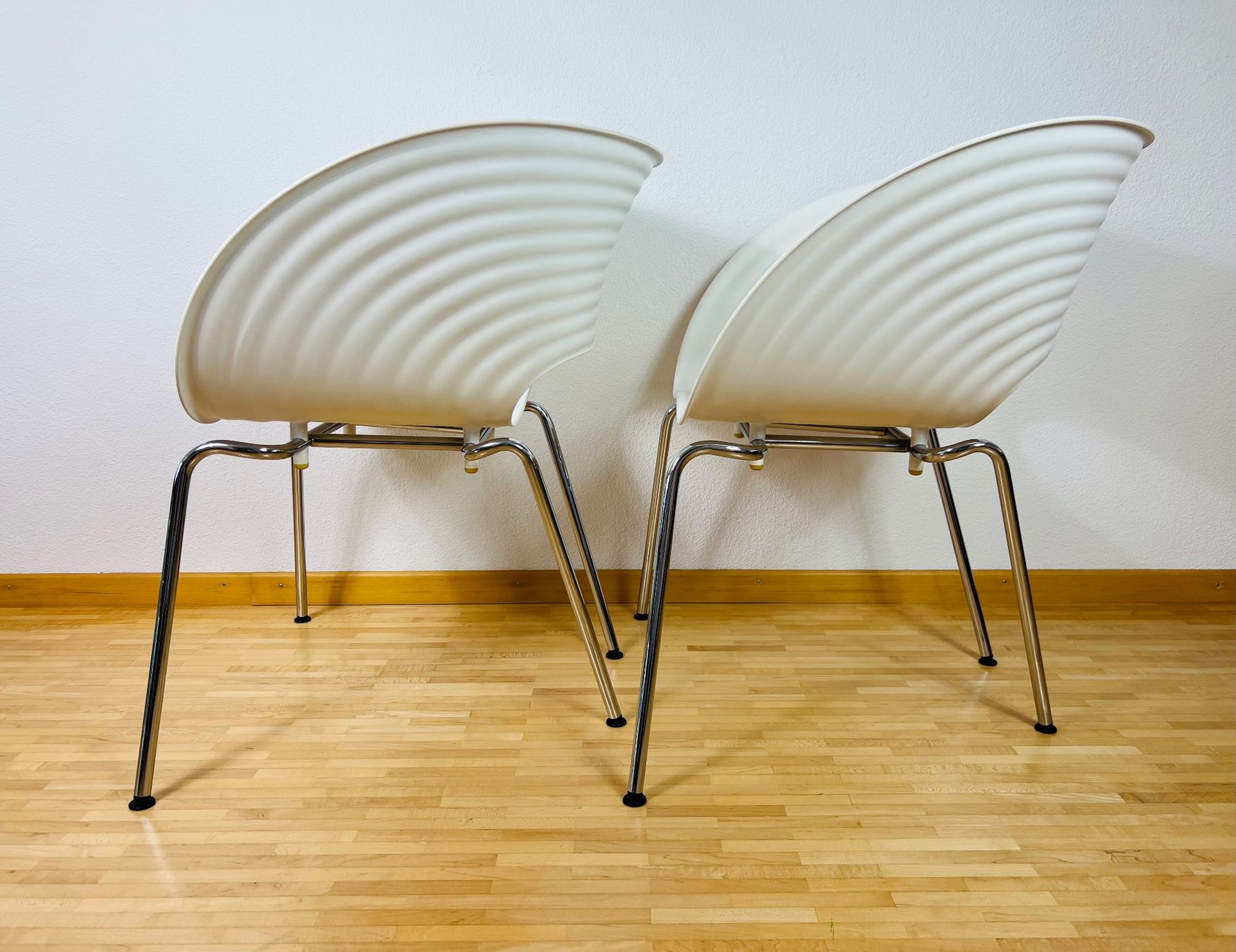 Vitra Stühle: 2 Vitra Tom Vac Stühle von Ron Arad - Weiss – Gebraucht aus Egg b. Zürich von B02_Designklassiker 1