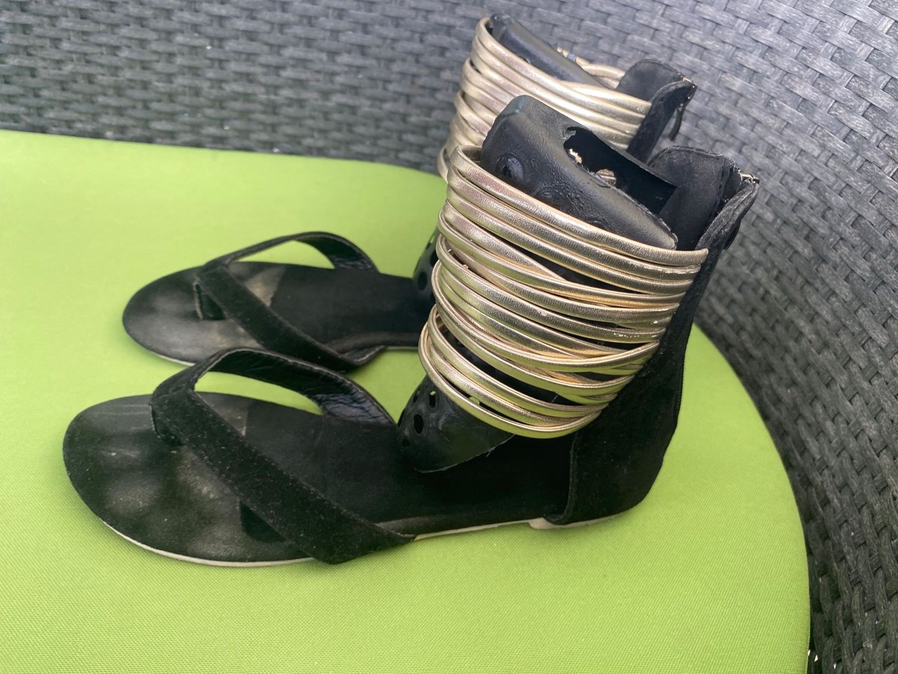 Damenschuhe: SUMMERTIME - stylische Flip-Flops mit Goldbänder, nero, 38 – Gebraucht aus Winkel von ferrari2022 2