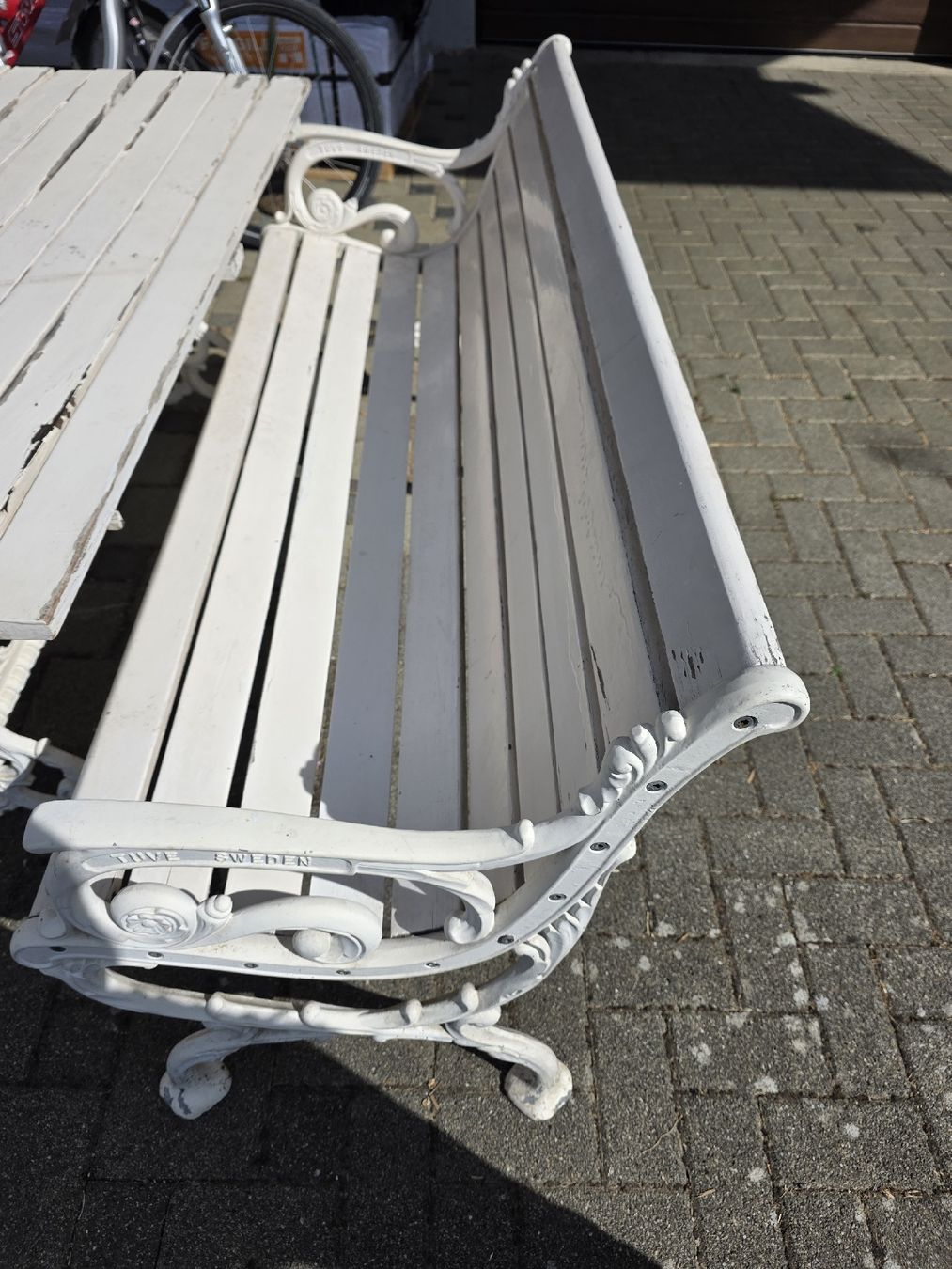 Set di tavolo e panche: Gartentisch mit Bänken weiss Eisen Holz – Usato da Bözberg venduto da Escavado 3