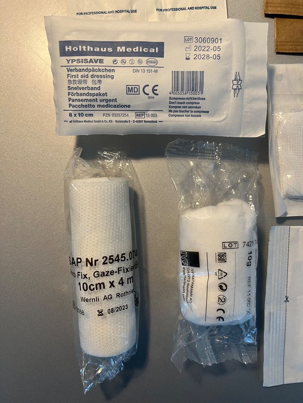 Kit di pronto soccorso: Div. Verbandsmaterial + Rettungsdecke Neu – Nuovo (secondo la descrizione) da Unterägeri venduto da flu_zp5d 1
