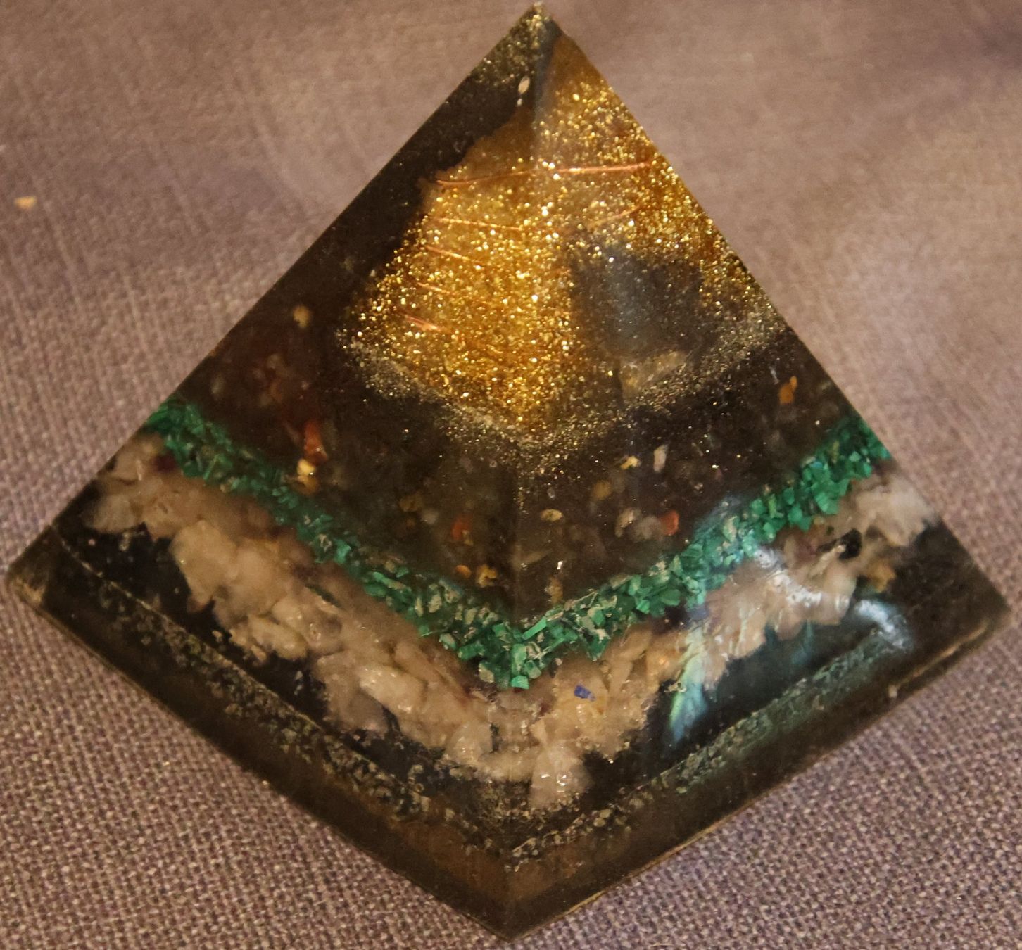 Minéraux & Lithothérapie: Orgonit Pyramide 13x13x14 cm – D'occasion à Diegten par dolphin04 1