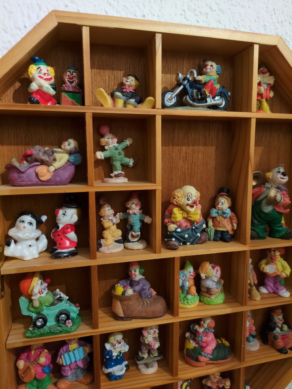 Vetrine: Holz-Vitrine \ Setzkasten mit Clown Sammlung – Usato da Meilen venduto da Frensch7 1