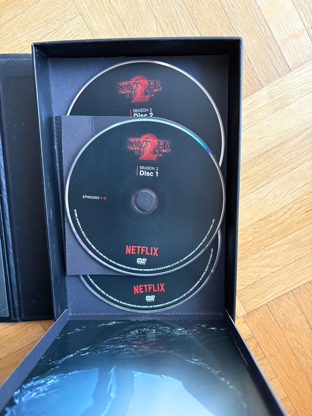 Tutti i DVDs: Stranger Things: Season 2 - Collector's Edition - Blu-ray – Nuovo (secondo la descrizione) da Zürich venduto da Malcom 4