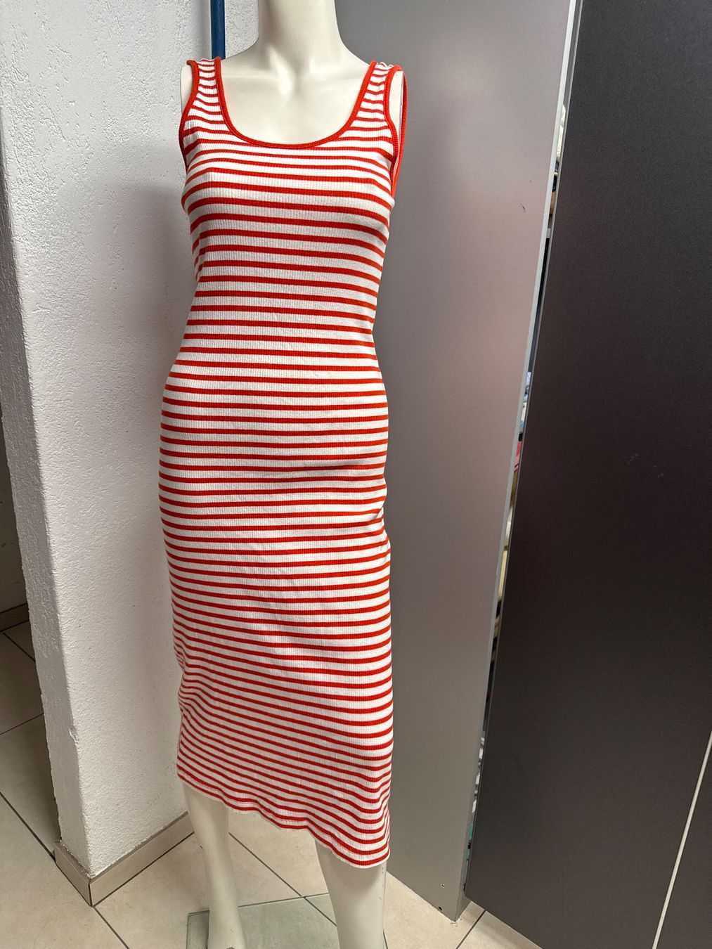 H&M Robes: KLEID H&M gr XS – D'occasion à Birr par WalkyriaM