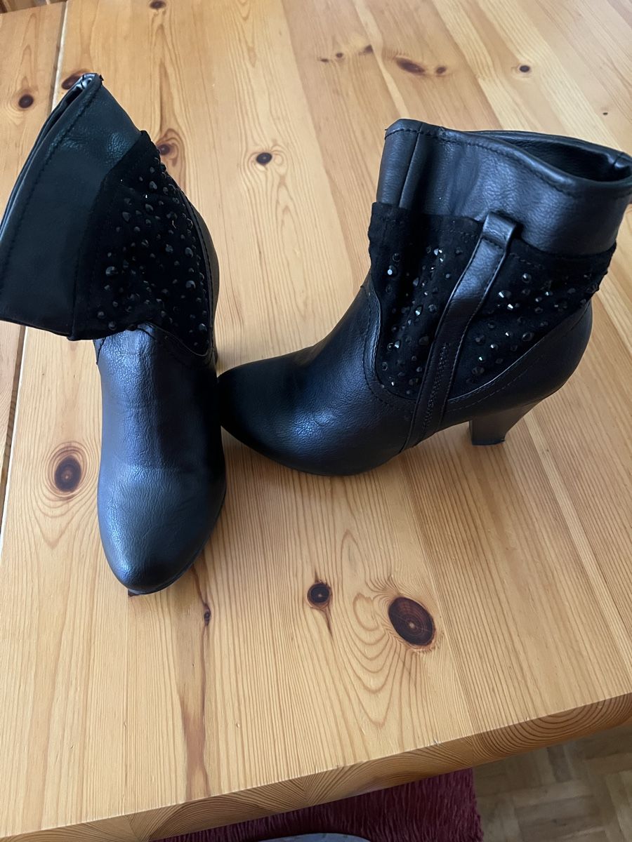 Scarpe da donna: Schwarze Stiefeletten mit Glitzerapplikation, Gr. 38 – Usato da Basel venduto da veralt 1