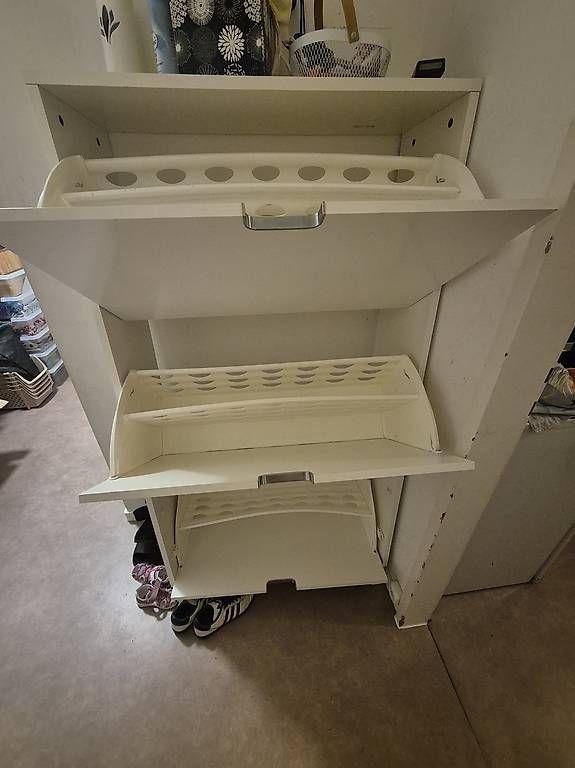 Armoires: Schuhschrank Ikea Gratis – D'occasion à Basel par bes_mnp7 1