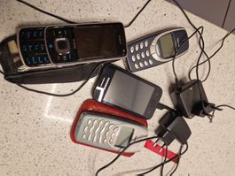 Vecchi cellulari Nokia e Samsung