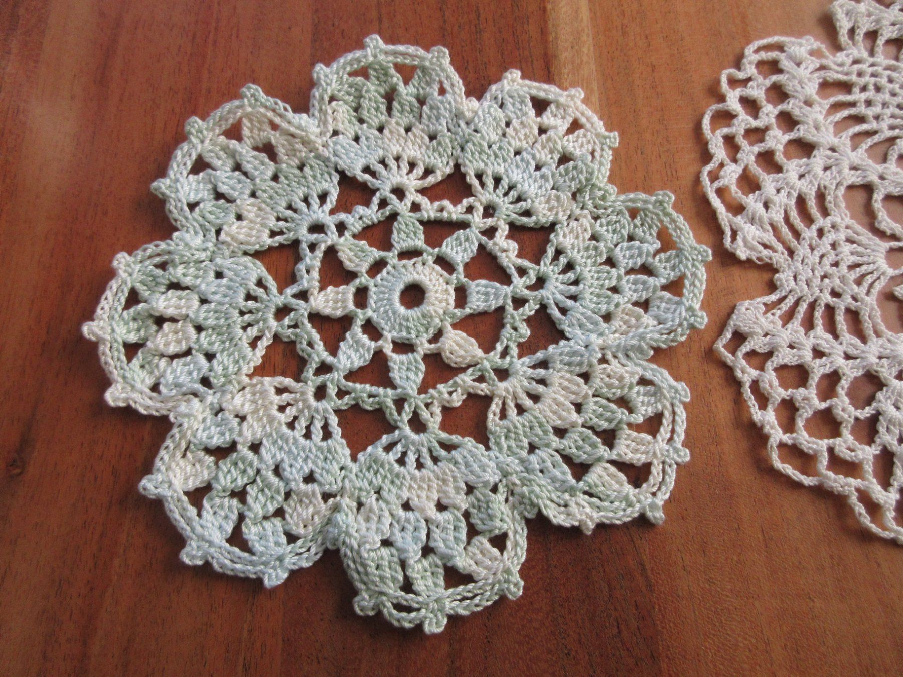 Sottobicchieri: 2 Hand made/Spitzendeckchen/gehäkelt Untersetzer/lacework! – Usato da Goldach venduto da mamakotzi 3