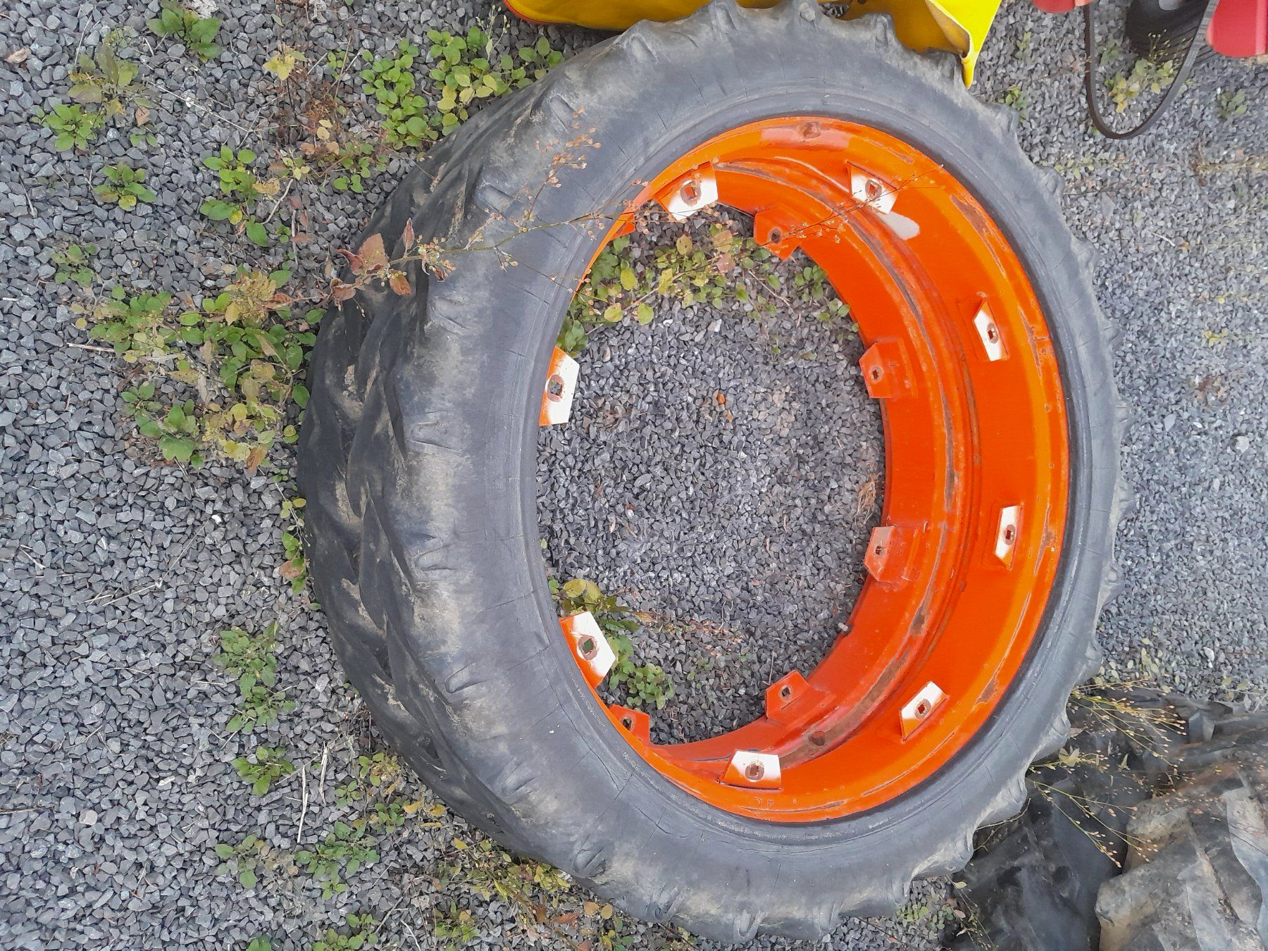 Continental Pneus & Kompletträder: Rad 9.5-42 – Defekt aus Menzingen von Staub-Landtechnik 1